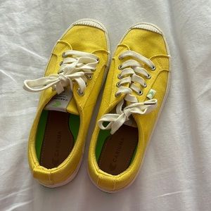 Cariuma Sneakers Size 7